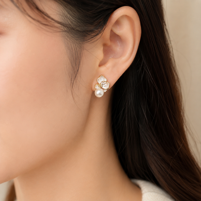 「XINXINIO」耳元に、やさしく咲く小さな花 パールの艶めきで、毎日をもっと上品に フラワーモチーフ パールピアス 可愛い小ぶりアクセサリー