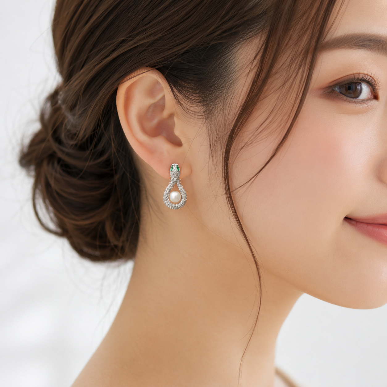 「XINXINIO」スネークモチーフ エメラルドグリーン×パール ピアス  淡水パール  真珠 蛇のフォルム 個性的