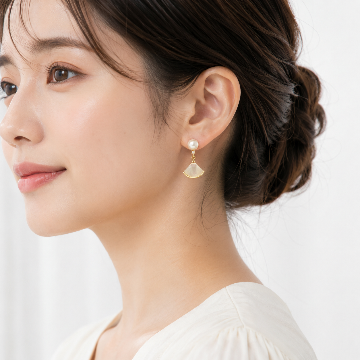 「XINXINIO」 パール＆シェル 扇モチーフ ピアス  揺れる  淡水パール  真珠  デイリー
