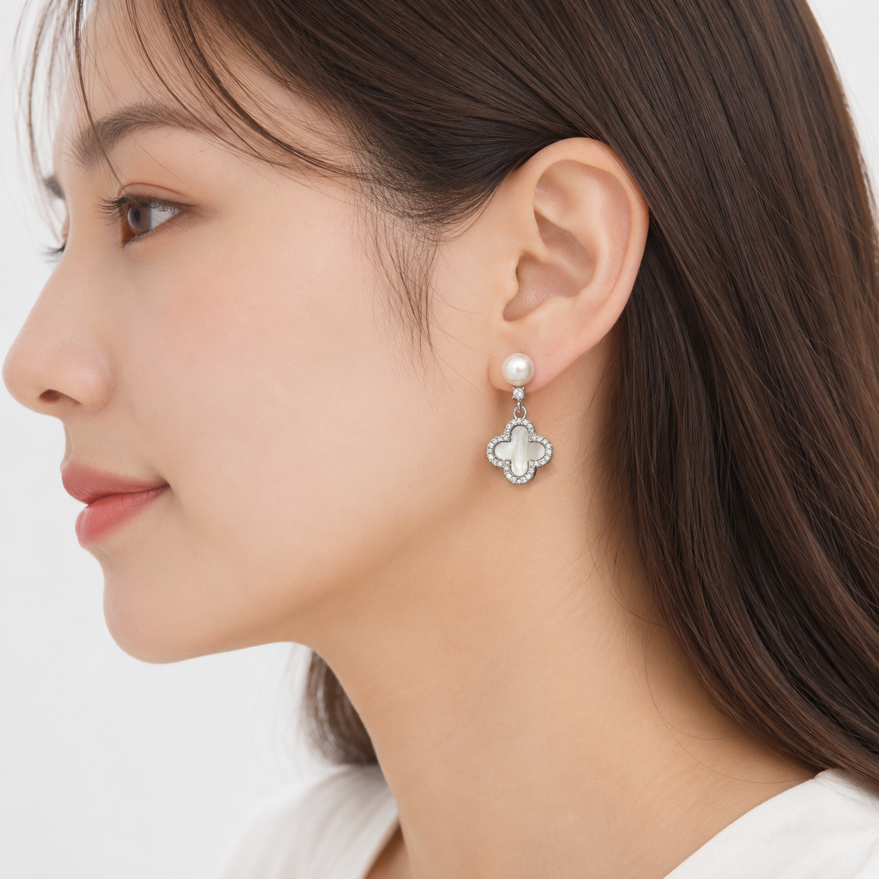 「XINXINIO」 四つ葉モチーフ シルバー 揺れるピアス 淡水パール 真珠  耳元アクセサリーピアス  シルバー