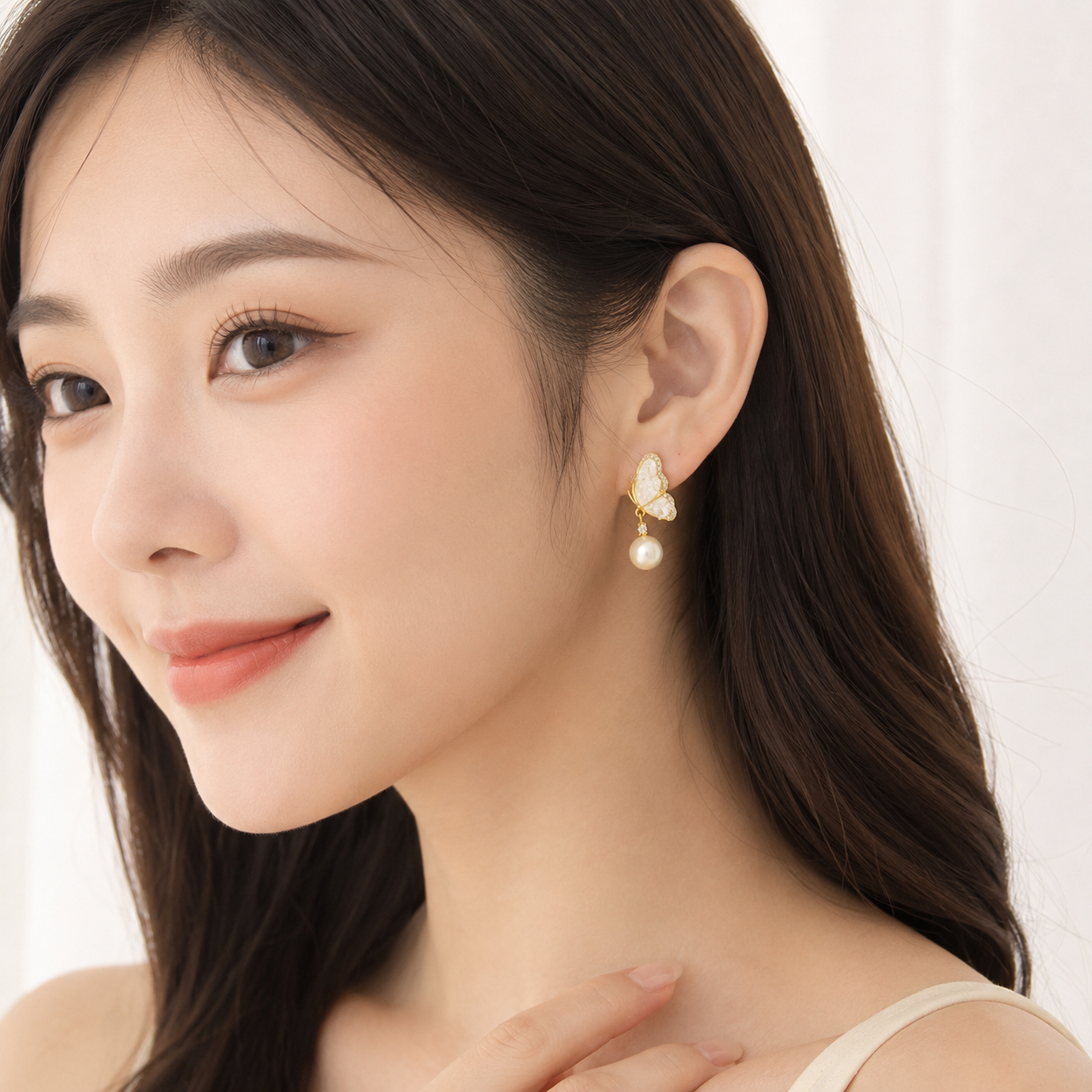 「XINXINIO」 蝶々モチーフ パールチャーム ピアス 揺れる  淡水パール  真珠 舞い降りる  上品