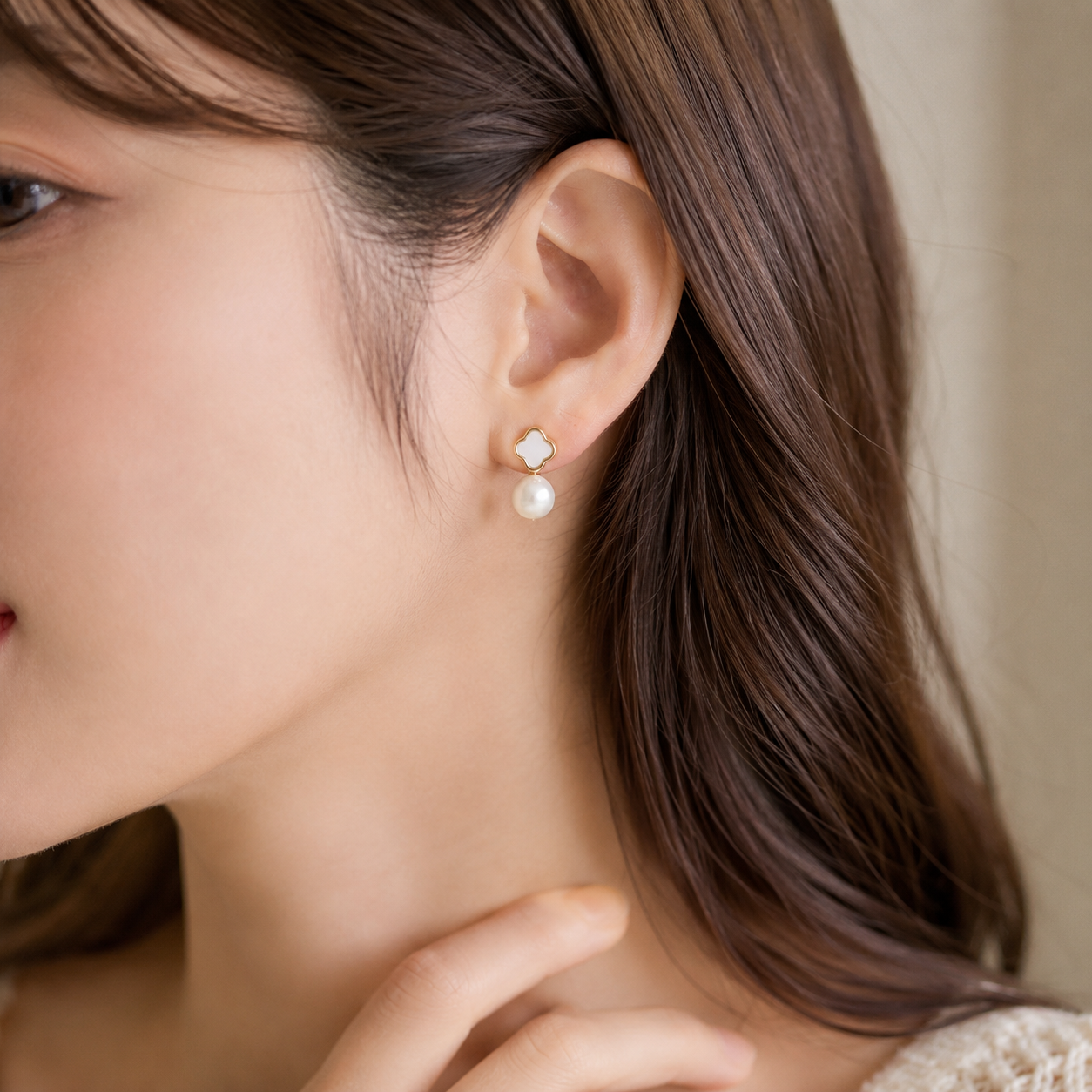 「XINXINIO」上品なパールが揺れる フラワーモチーフピアス 小ぶり・きれいめ・大人可愛い 通勤 デート 普段使い 耳飾り