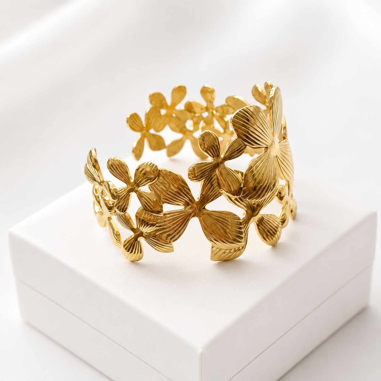 「XINXINIO」 手元に咲く 金色の花 フフラワーモチーフ ゴールドバングル 立体感のあるデザイン