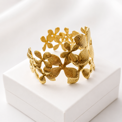 「XINXINIO」 手元に咲く 金色の花 フフラワーモチーフ ゴールドバングル 立体感のあるデザイン