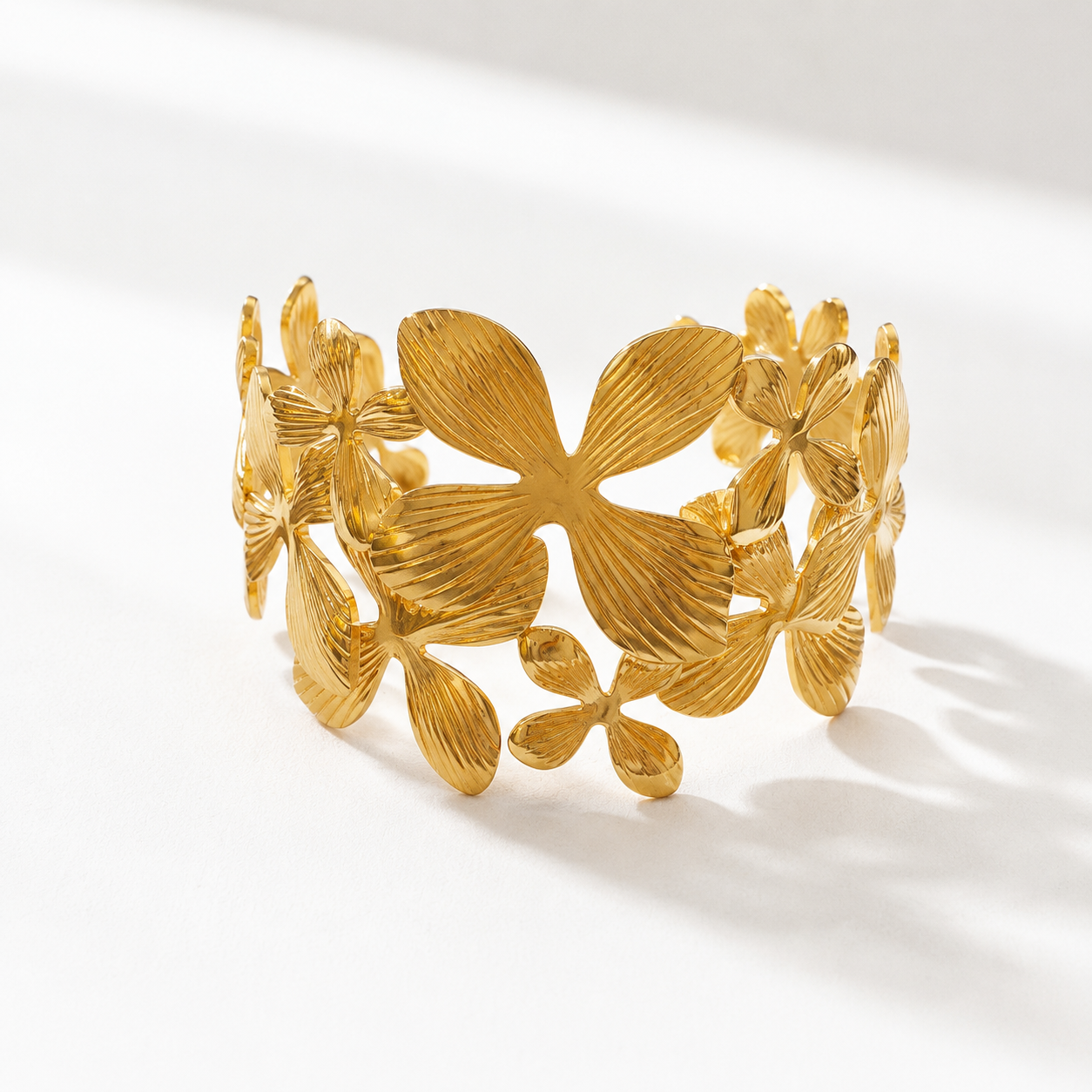 「XINXINIO」 手元に咲く 金色の花 フフラワーモチーフ ゴールドバングル 立体感のあるデザイン